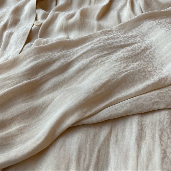 Cream colored blouse with subtle leopard print - Picture 5 of 7